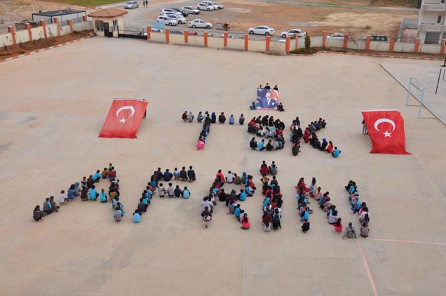 öğrencilerden askerlere bayrakli ve koreografili destek