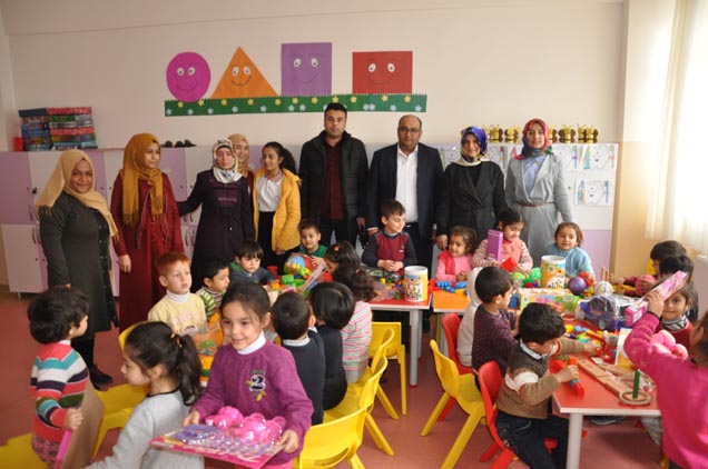 Lise öğrencilerinden minik öğrencilere oyuncak desteği