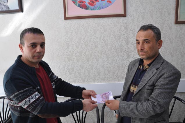 Bulduğu parayi sahibine teslim etti