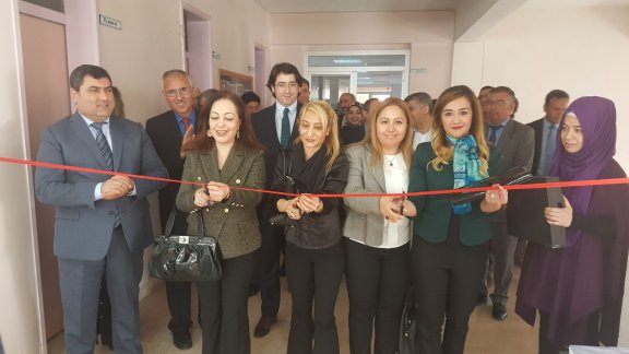 8 Mart Dünya Kadınlar Gününde; kadınların yaptığı  el emeği ürün sergisi açıldı.