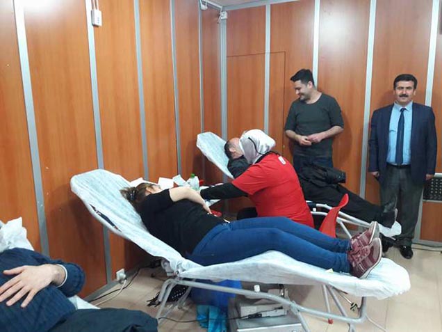 öğretmen ve öğrenciler kan bağişinda bulundu