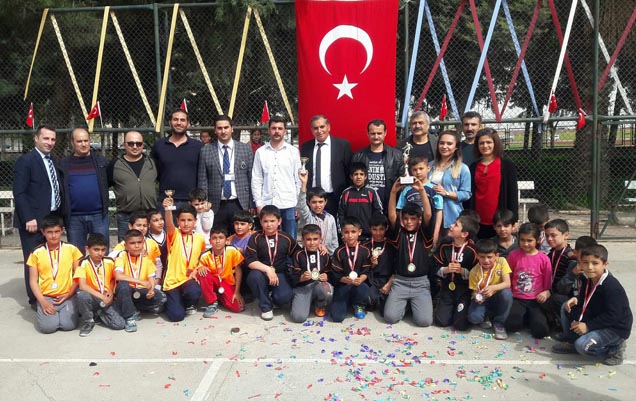 Tekel ilkokulu nda  futbol turnuvasi  yürekleri hoplatti