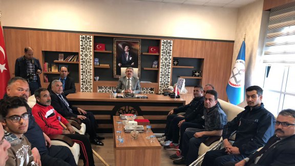 Nizip Paravoley takımı İlçe Milli Eğitim Müdürümüz Sayın Cengiz GÜNDEŞ´İ Makamında zi