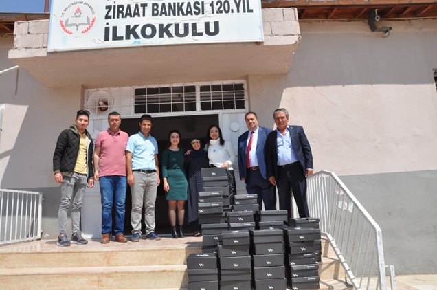 Hayirseverden öğrencilere ayakkabi yardimi