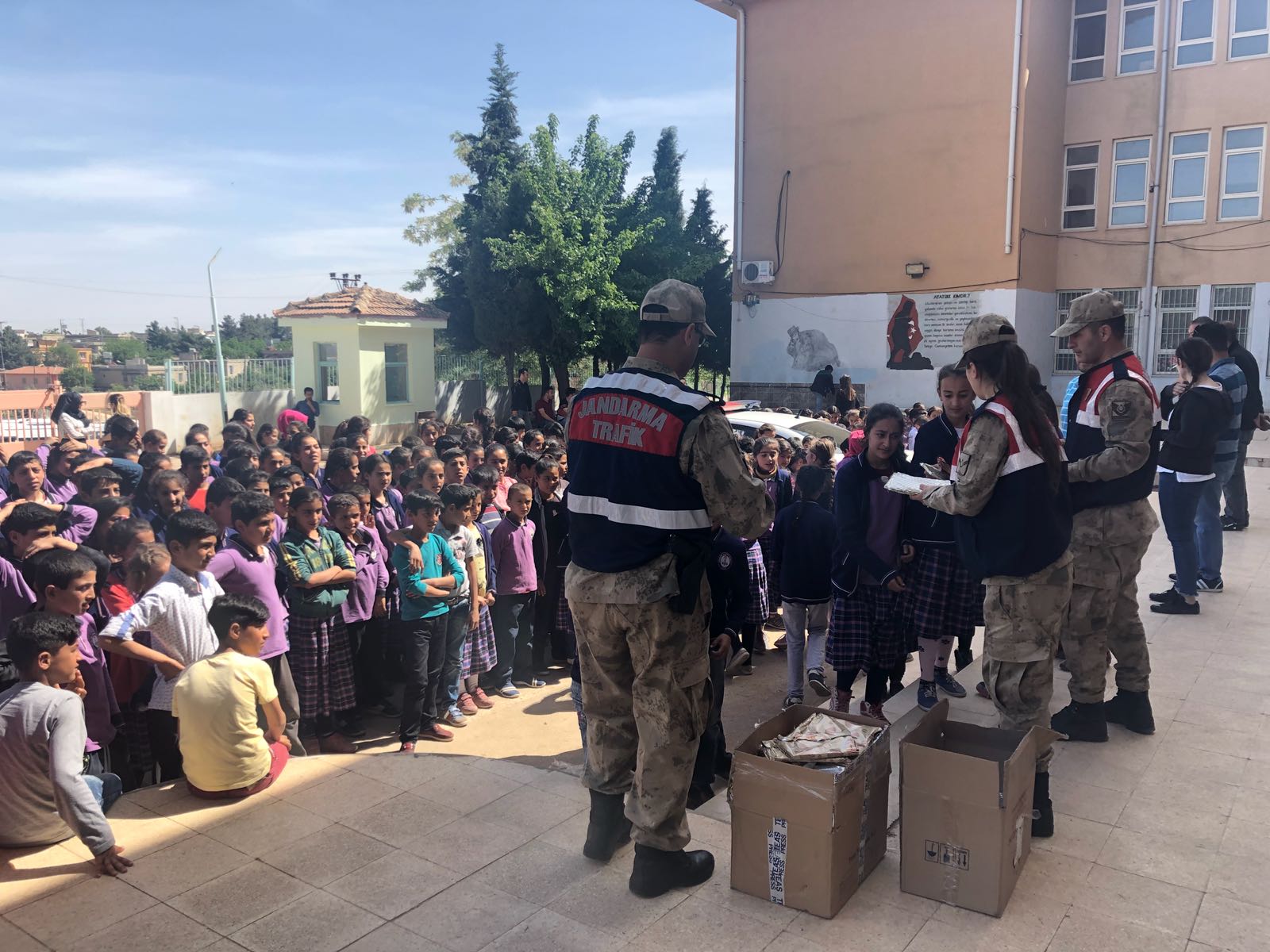 Jandarma köseler ilkokulu nda kitap dağitti