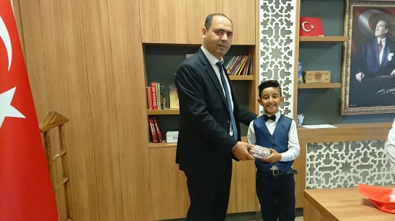 İlçe Milli Eğitim Müdür Vekili Mehmet DEMİR 23 Nisan Kutlamaları çerçevesince koltuğu