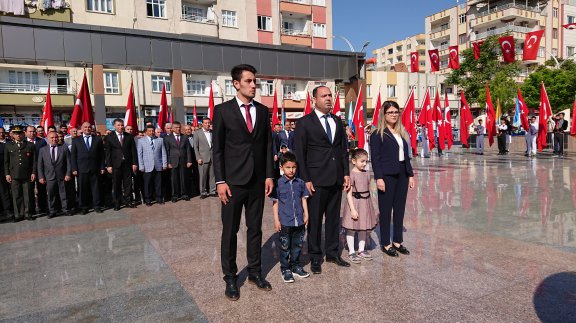 23 Nisan Ulusal Egemenlik Bayramı Kutlamaları Atatürk Büstüne Çelenk Koyma Töreni İle