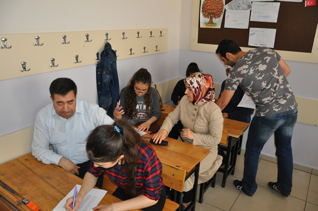 Veliler ve öğrenciler sinavda