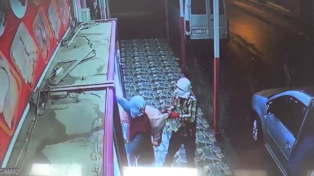 Maskeli beşler kasaptan et çaldi