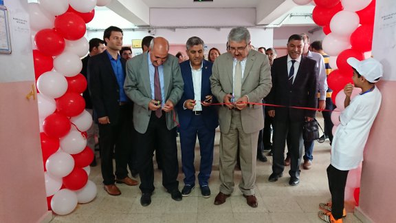 Hatice Kamil Pekmez Ortaokulu Tubitak 4006 bilim fuarı açılışı yapıldı.