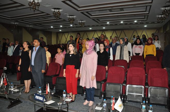 öğrencilerden şiir dinletisi
