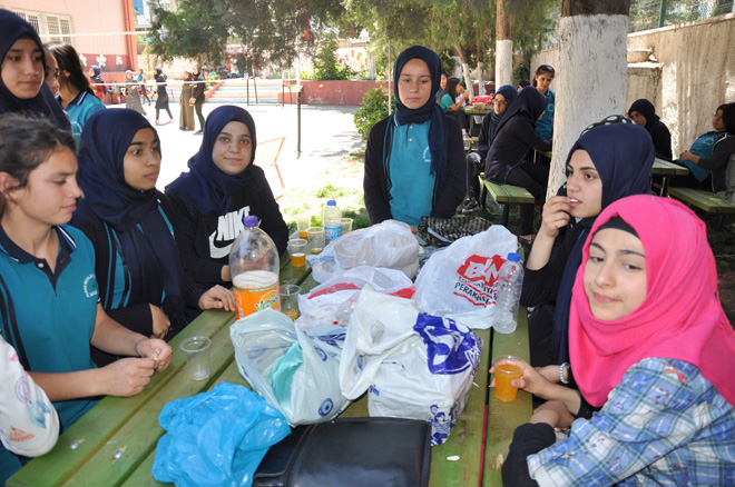 Türk ve suriyeli öğrenciler piknik yapti