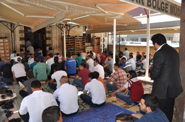 Ramazan ayinin ilk cuma namazi kilindi