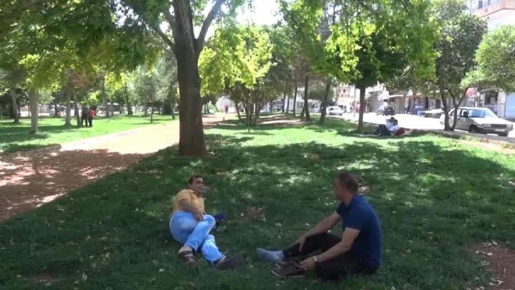 Vatandaşlar parklarda zaman geçiriyor