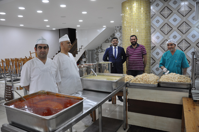 Haci mehmet  fatma cankesen külliyesi nde yemek dağitimi