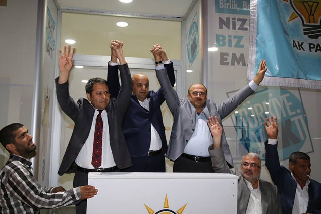 Ak parti seçim koordinasyon merkezi nde insan seli