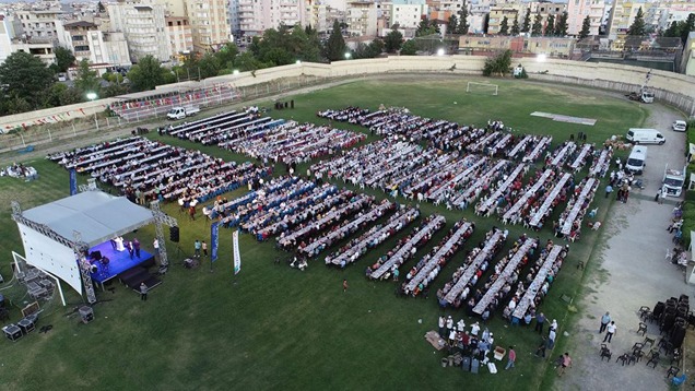 Büyükşehir belediyesi nden iftar yemeği
