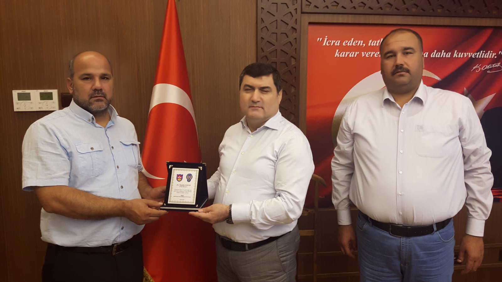 Başarili polisler plaketle ödüllendirildi