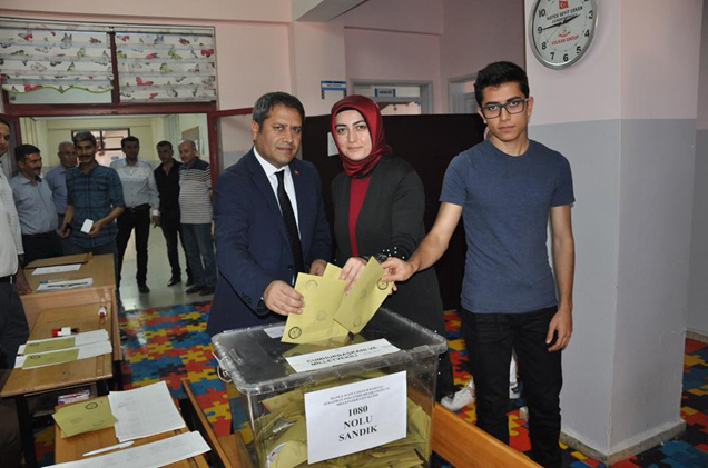 şahin ve ailesi 1080 numarali sandikta oy kullandi