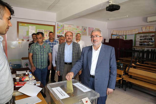 Akdoğan 1203 numarali sandikta oy kullandi