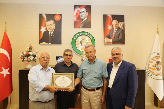 Akdoğan dan hayirsevere plaket