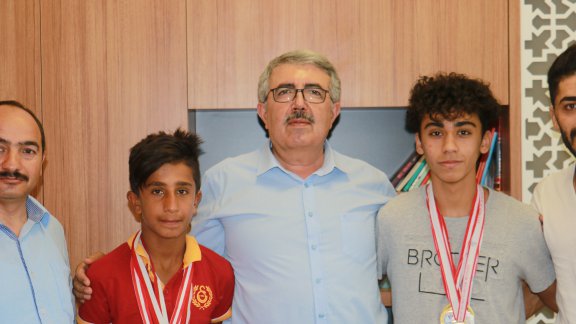 Atletizmde il ve bölgede derece yapan sporcular İlçe Milli Eğitim Müdürümüz Cengiz GÜ