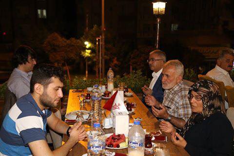 Gazi ve şehit yakinlari onbeş temmuz yemeğinde buluştu