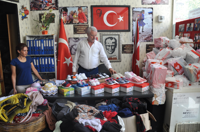 Sevgi evinden çocuklara ayakkabi yardimi