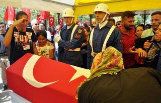 şehit astsubayi kizi asker selamiyla uğurladi