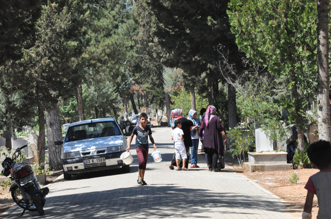 Mezarliklar ziyaretçi akinina uğradi