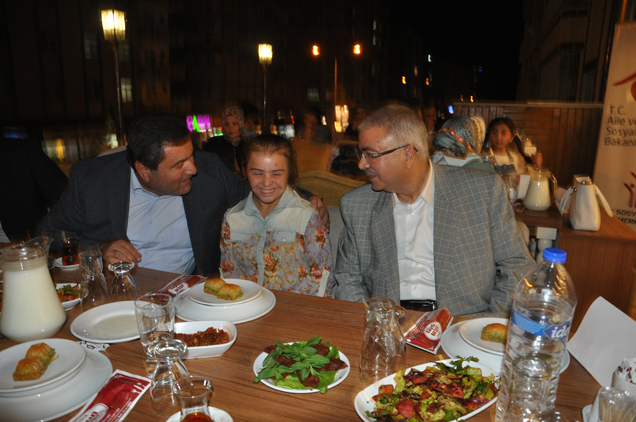 Nizip te gaziler onuruna yemek