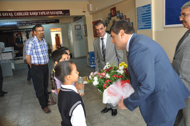 Hayirseverden öğrencilere ayakkabi yardimi