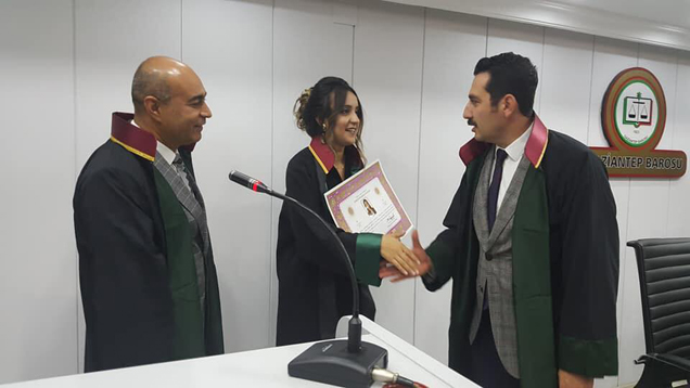 Genç avukat bilgiç in ruhsat heyecani