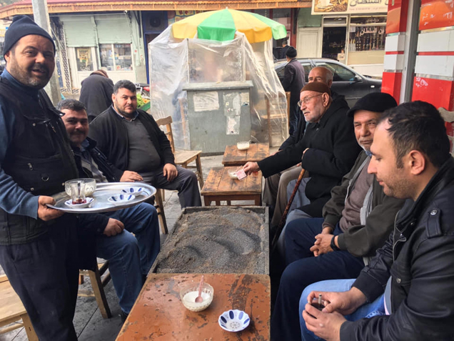 Kişin mangalda çay keyfi