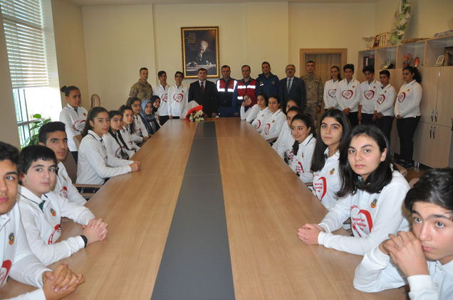 Jandarma ve öğrencilerden kaymakam a ziyaret
