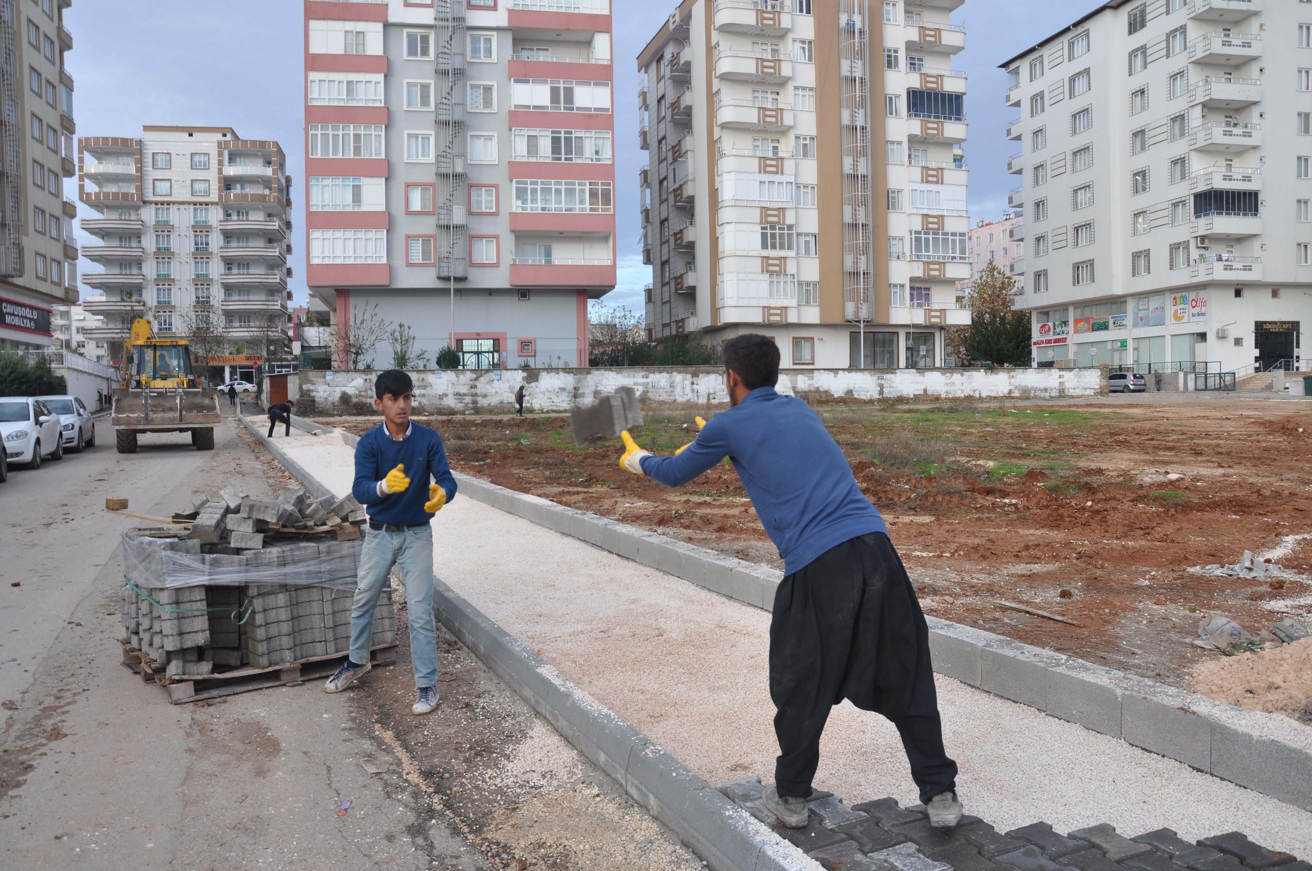Kaldirim çalişmalari sürüyor