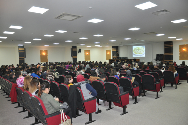 öğretmen adaylari seminerde