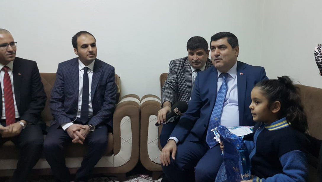 İlçe Kaymakamımız Kemal ŞAHİN, Evde Eğitim Hizmeti Alan Öğrencimize Karnesini Evinde 