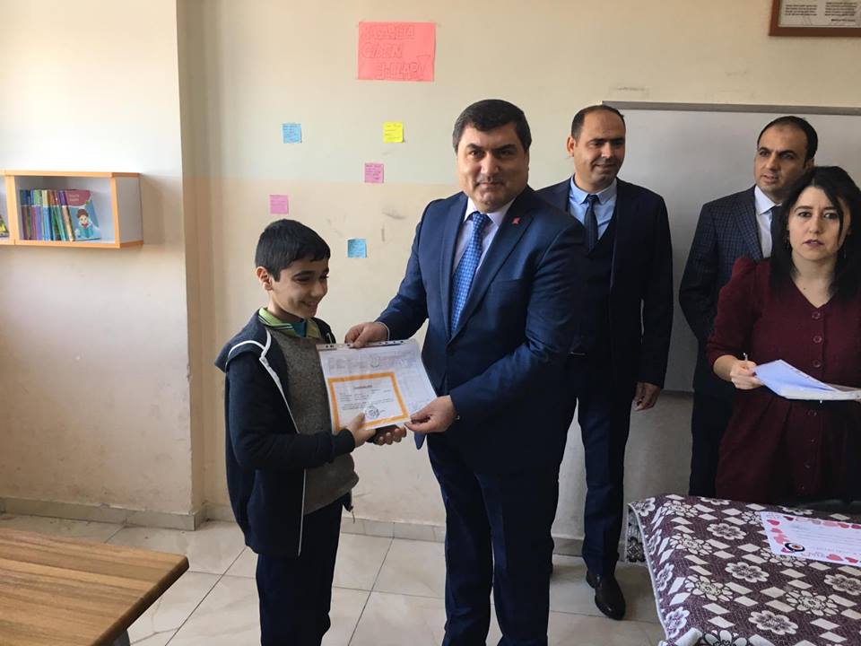 Nizip kaymakami şahin karne dağitti