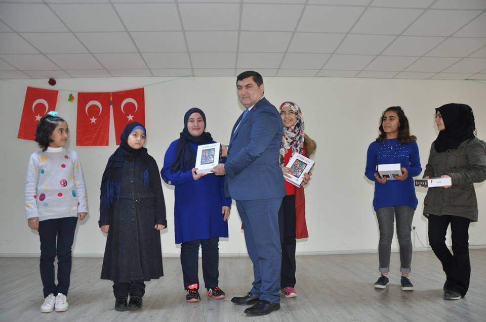 Hadis yarişmasinda dereceye girenler ödül