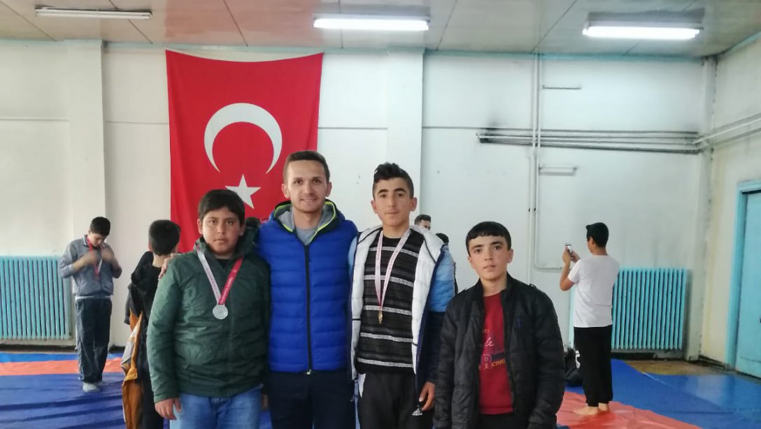 İlçemiz Mehmet Niyazi Marufoğlu Ortaokulu 8-B öğrencilerinden Ahmet Ekinci 52 kg de s