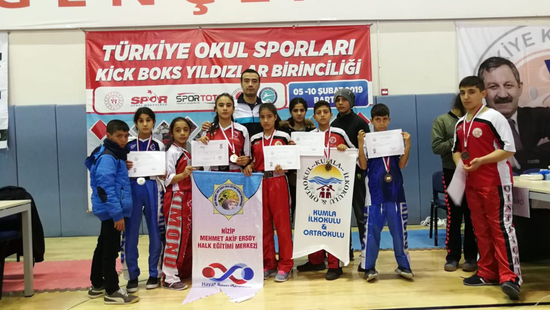 Kumla Ortaokulu öğrencileri ve Bartın ilinde düzenlenen Okul Sporları Yıldızlar Kick 