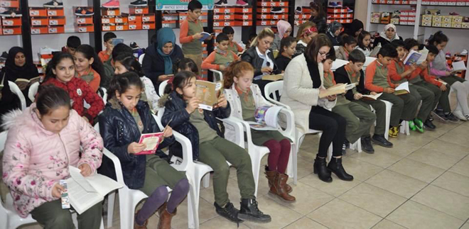 öğrenciler mağazada kitap okudu