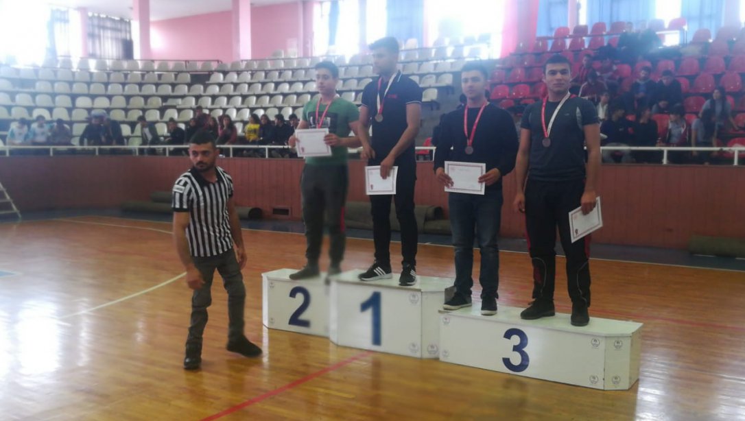 Bilek Güreşi İl Müsabakalarında Hüseyin Yalçın Çapan Anadolu Lisesi´nden Büyük Başarı
