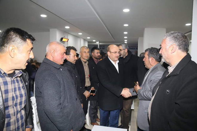 Ak parti seçim bürosu dolup taşiyor