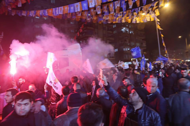 Ak parti seçim bürosu miting meydanlarini aratmiyor