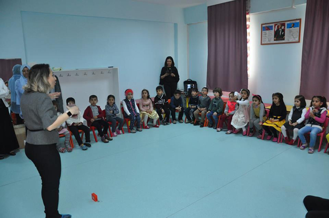 Minikler dans eden ağaç hikayesiyle eğlendi