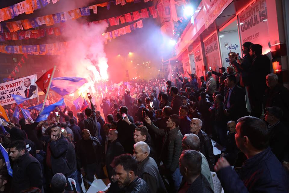 Ak parti mitinginde mahşeri kalabalik