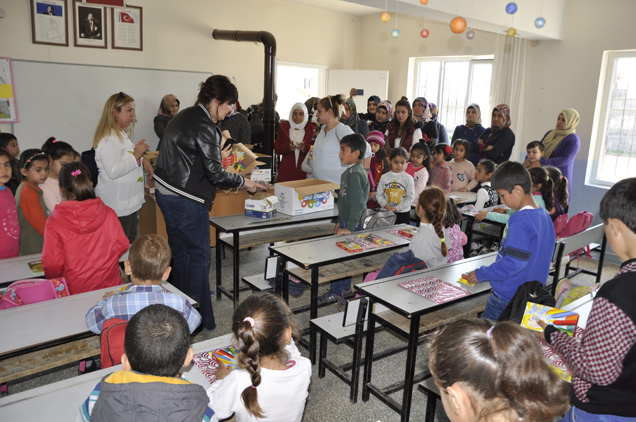Nizip te 100 öğrenciye kirtasiye ve okuma kitabi desteği