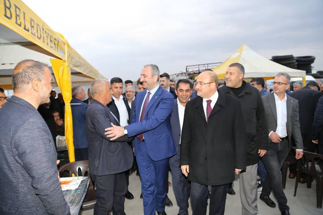 Bakan gül onuruna yemek verildi